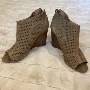 Moda Spana tan peep-toe suede-like booties size 7.5